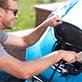 homme rechargeant véhicule électrique