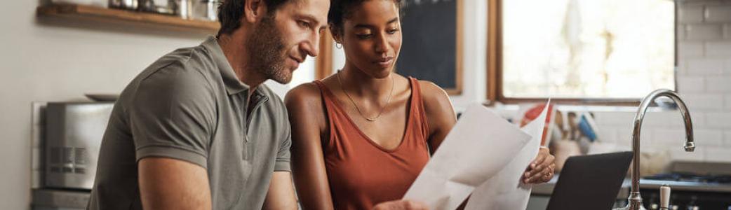 Couple regardant un dossier