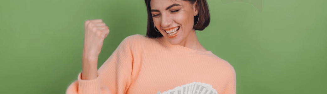Femme heureuse qui tient des billets