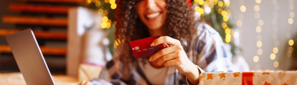 Femme qui achète avec sa carte bancaire sur son ordinateur
