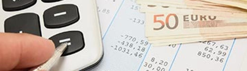 feuille calculatrice main billets
