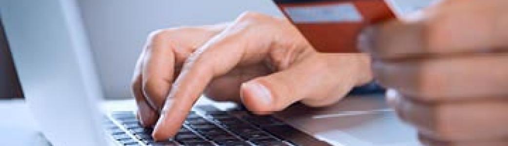 achat en ligne - carte - main -ordinateur