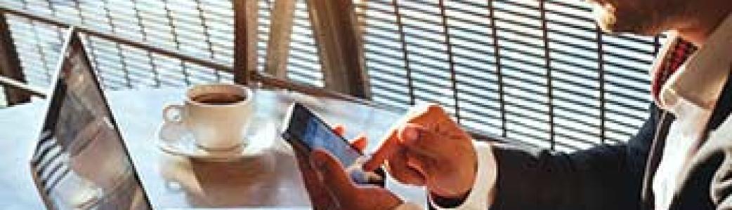 personne faisant des recherche en ligne