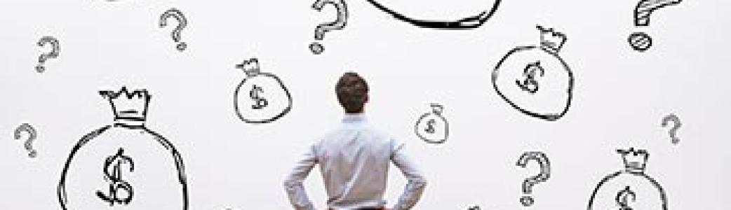 Homme se posant des questions sur l'argent
