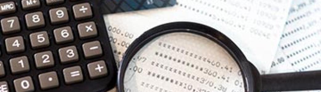 Loupe, calculatrice, carte bleue