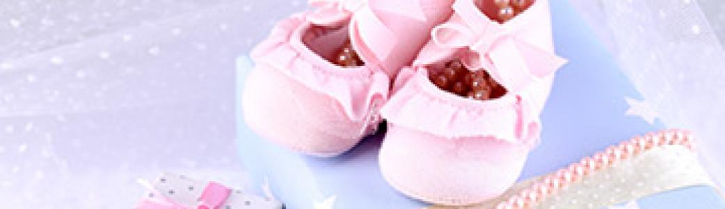 chaussons roses naissance 