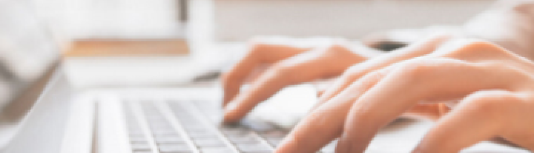 Quelqu'un qui tape sur son clavier d'ordinateur