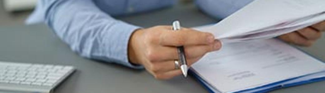 Homme tenant un document