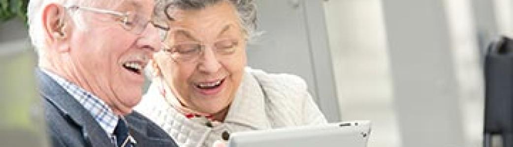 Couple seniors devant une tablette