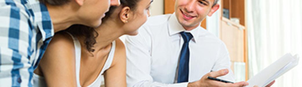 jeune couple et son conseiller