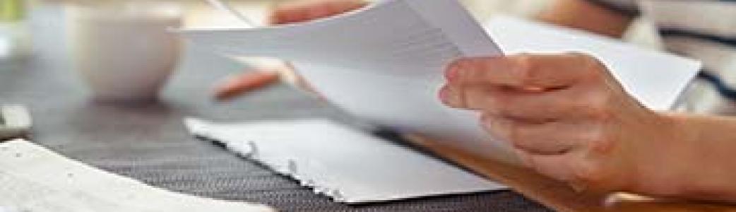 femme feuille dossier main
