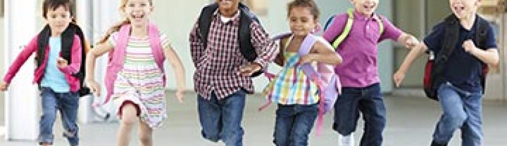 Enfants qui courent dans la cour de récréation