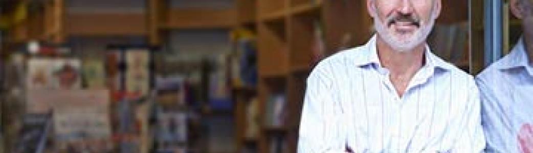 entrepreneur_homme_mur_librairie
