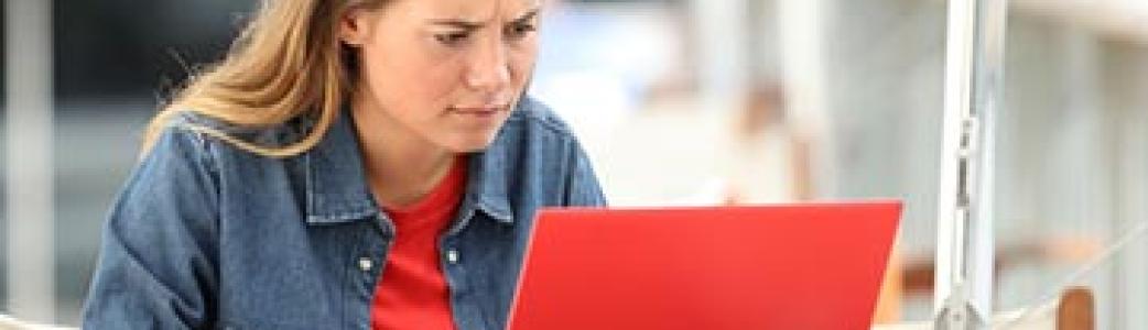 femme devant son ordinateur