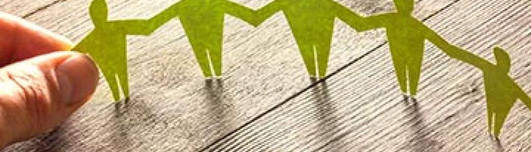 représentation famille en papier vert