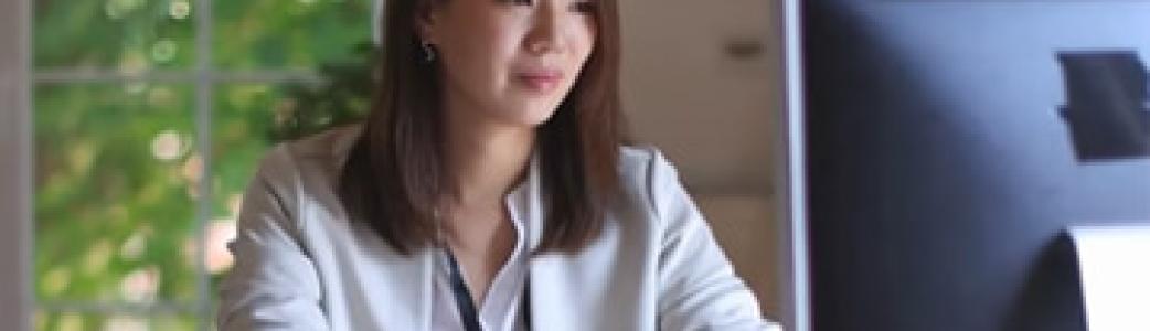 Femme sur ordinateur