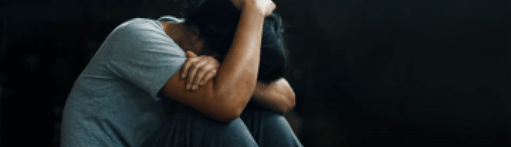 Femme recroquevillée