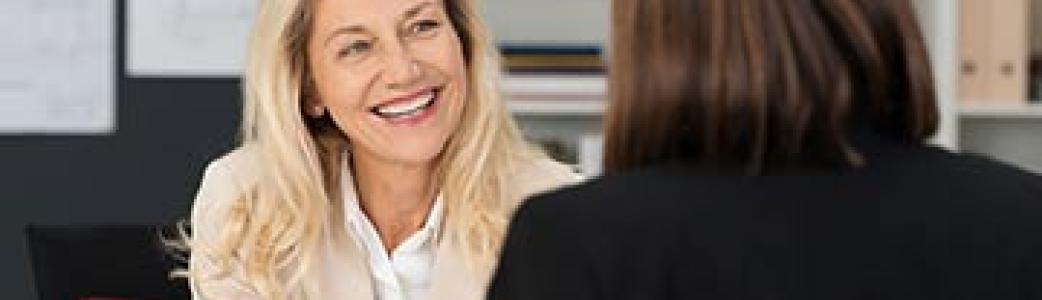 Deux femmes lors d'un entretien