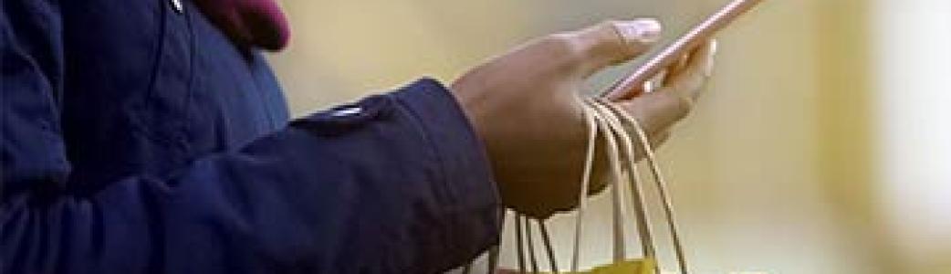 Femme qui tient un téléphone portable
