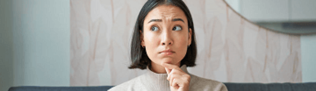 Femme songeuse sur son téléphone