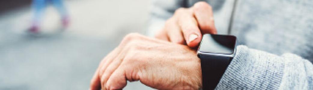 Homme avec une montre