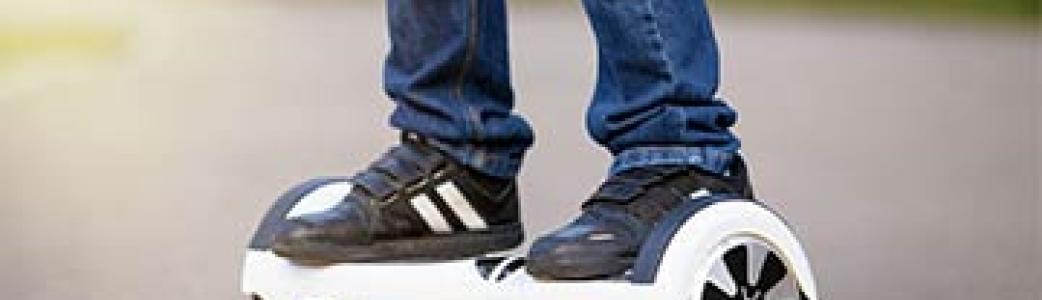 jeune sur un hoverboard