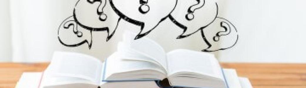 Vue de livres posés sur une table