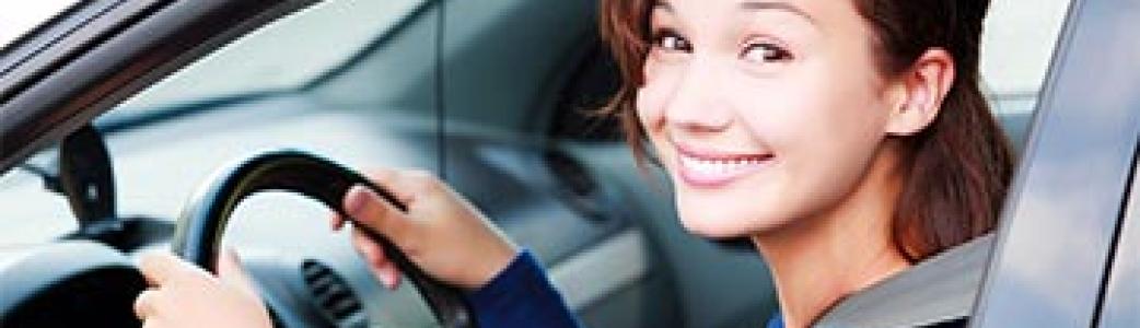 Jeune conductrice au volant