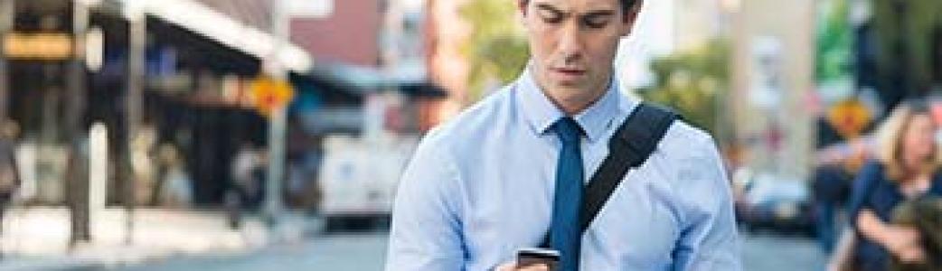 jeune homme smartphone
