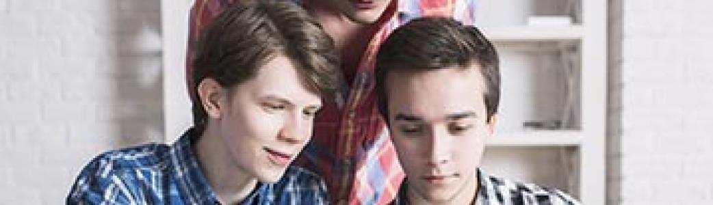 jeunes devant une tablette