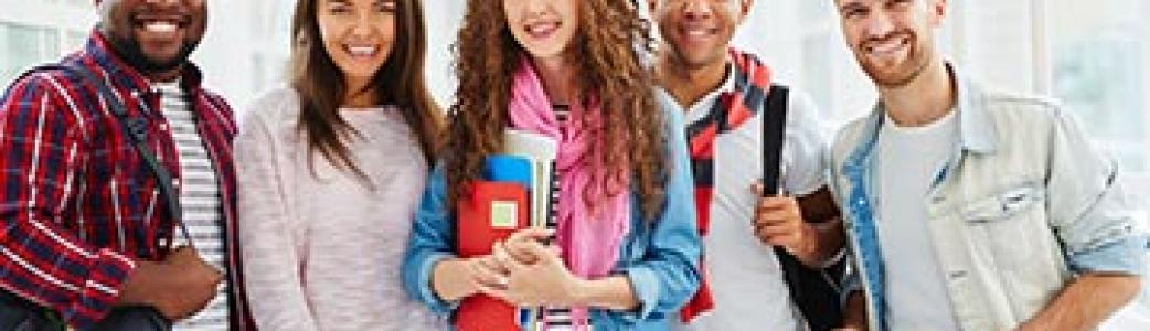 groupe de jeunes etudiants