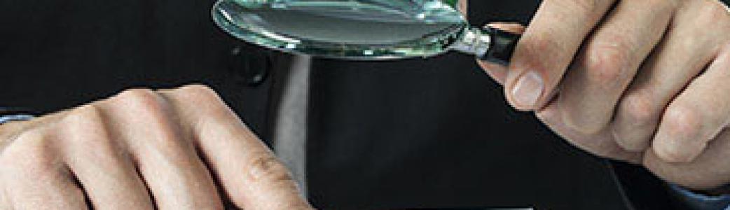 loupe papier mains