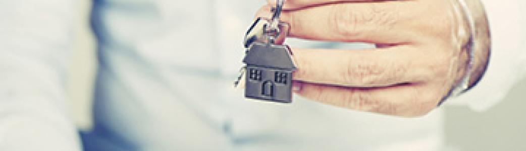 Imade d'un porte clés maison avec une main qui tient le porte clés