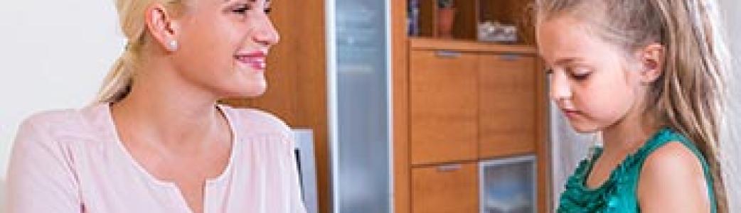 Une maman apprend à sa fille les questions liées à l'argent