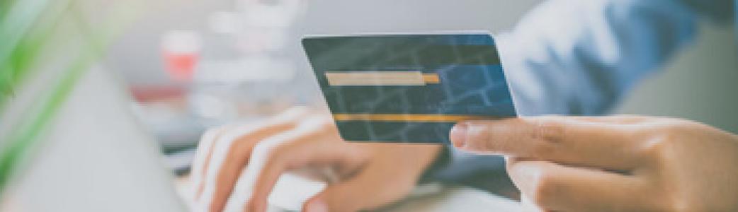 Achat sur ordinateur avec une carte bancaire
