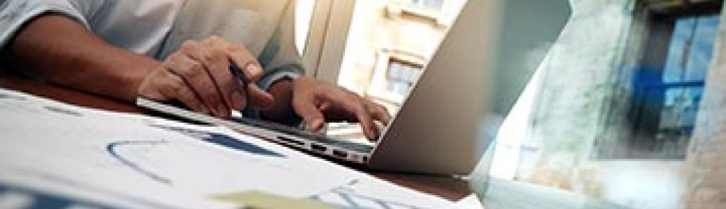 ordinateur services bancaires a distance