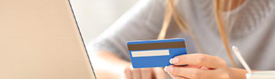 femme payant en ligne