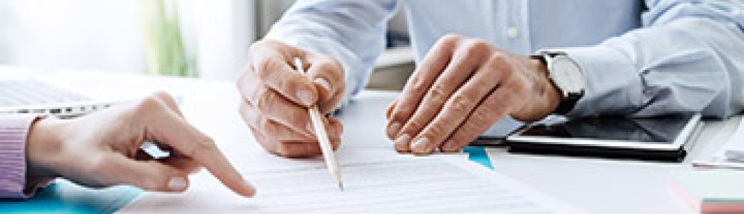 Homme signant un contrat