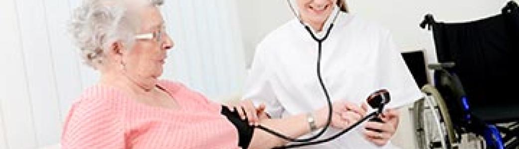 Personne âgée qui se fait osculter par un médecin