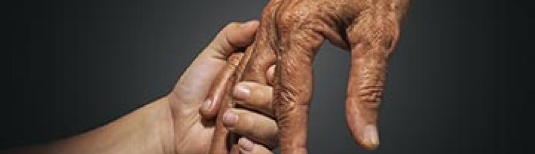 mains seniors personnes agees