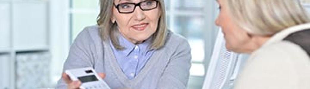 Femme tenant une calculatrice