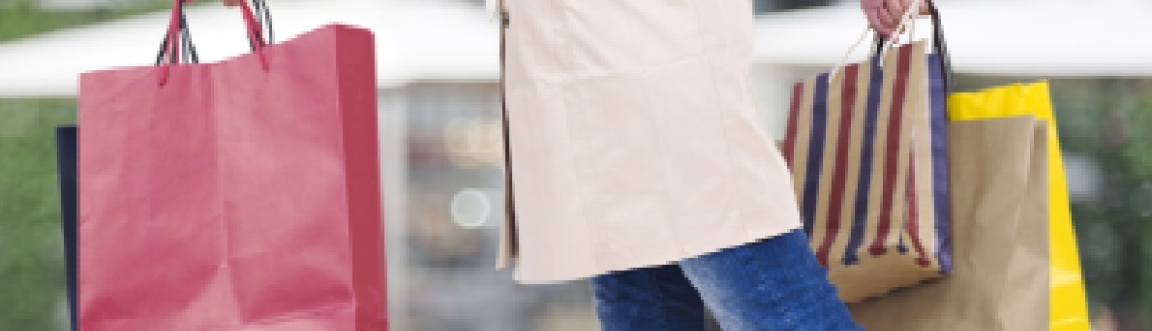 Femme qui tient des sacs