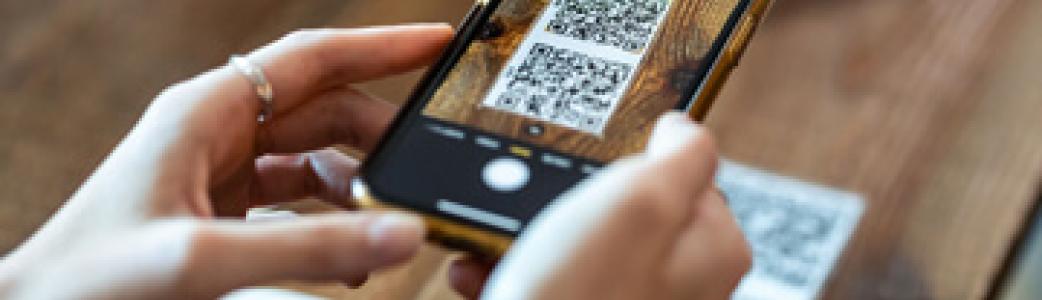 Personne scannant un QR Code avec son téléphone