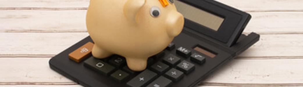 Une tirelire sur une calculatrice