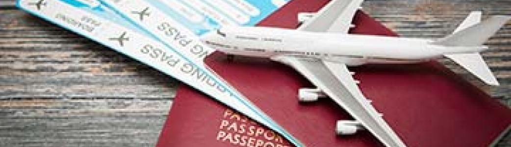 Des passeports, des billets et un avion sur une table