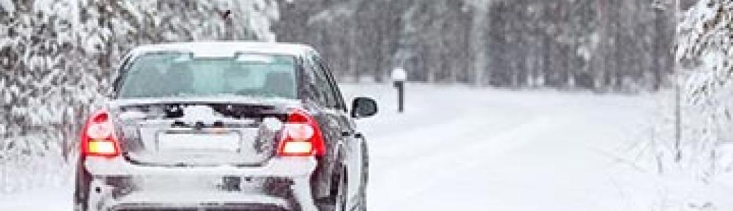 Voiture dans la neige