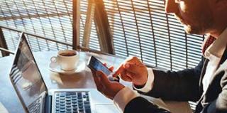 personne faisant des recherche en ligne