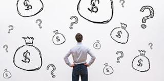 Homme se posant des questions sur l'argent