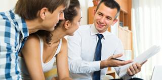 jeune couple et son conseiller