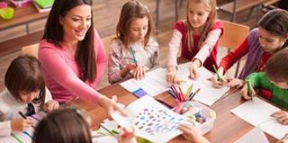 Enfants avec adulte qui font des travaux manuels